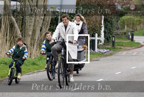 Loosdrecht 17 maart 2024
Jaap Reesema en Kim Kotter met hun kinderen aan het fietsen .