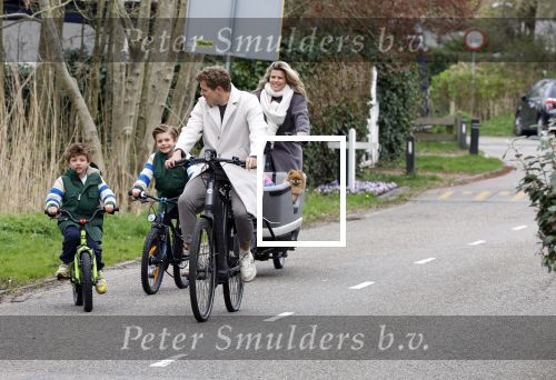 Loosdrecht 17 maart 2024
Jaap Reesema en Kim Kotter met hun kinderen aan het fietsen .