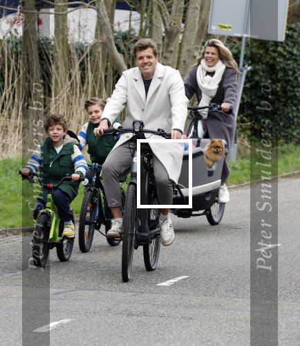 Loosdrecht 17 maart 2024
Jaap Reesema en Kim Kotter met hun kinderen aan het fietsen .