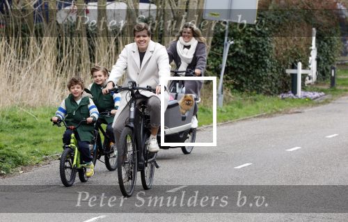 Loosdrecht 17 maart 2024
Jaap Reesema en Kim Kotter met hun kinderen aan het fietsen .