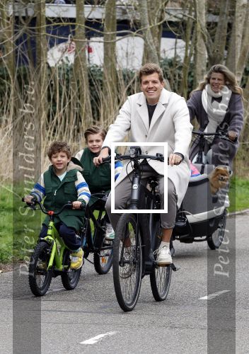 Loosdrecht 17 maart 2024
Jaap Reesema en Kim Kotter met hun kinderen aan het fietsen .