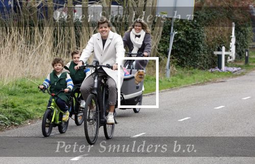 Loosdrecht 17 maart 2024
Jaap Reesema en Kim Kotter met hun kinderen aan het fietsen .