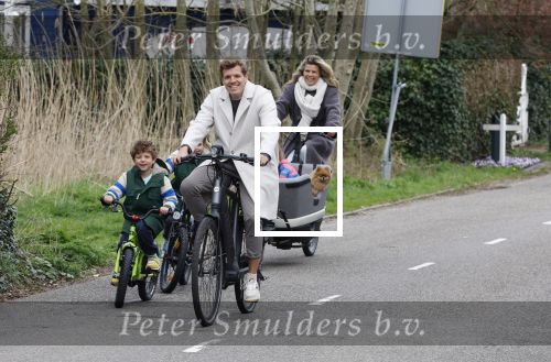 Loosdrecht 17 maart 2024
Jaap Reesema en Kim Kotter met hun kinderen aan het fietsen .
