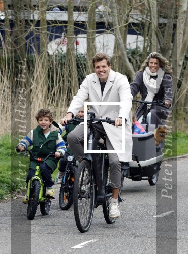 Loosdrecht 17 maart 2024
Jaap Reesema en Kim Kotter met hun kinderen aan het fietsen .