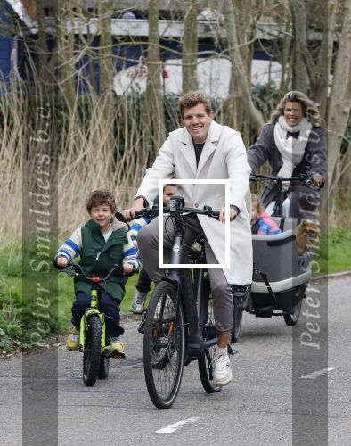Loosdrecht 17 maart 2024
Jaap Reesema en Kim Kotter met hun kinderen aan het fietsen .