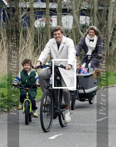Loosdrecht 17 maart 2024
Jaap Reesema en Kim Kotter met hun kinderen aan het fietsen .