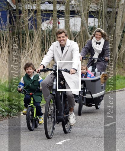 Loosdrecht 17 maart 2024
Jaap Reesema en Kim Kotter met hun kinderen aan het fietsen .