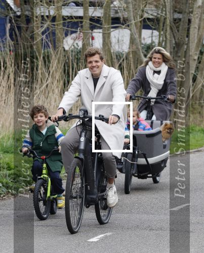 Loosdrecht 17 maart 2024
Jaap Reesema en Kim Kotter met hun kinderen aan het fietsen .