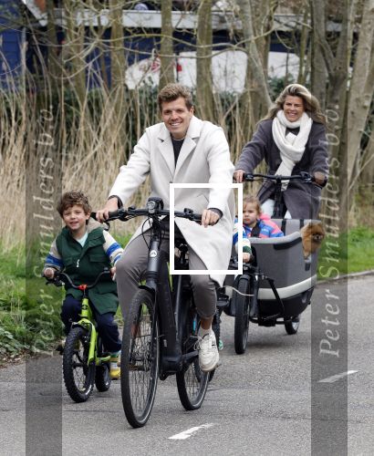 Loosdrecht 17 maart 2024
Jaap Reesema en Kim Kotter met hun kinderen aan het fietsen .