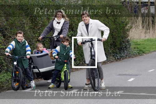Loosdrecht 17 maart 2024
Jaap Reesema en Kim Kotter met hun kinderen aan het fietsen .