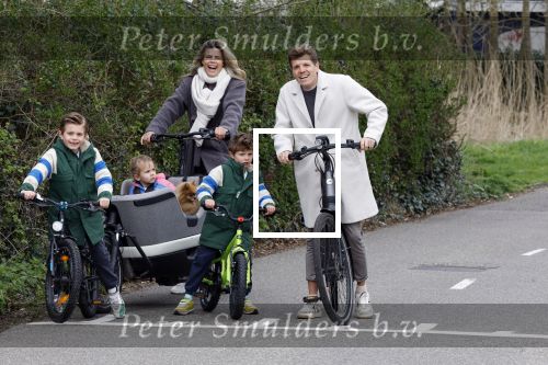 Loosdrecht 17 maart 2024
Jaap Reesema en Kim Kotter met hun kinderen aan het fietsen .