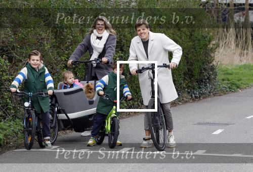 Loosdrecht 17 maart 2024
Jaap Reesema en Kim Kotter met hun kinderen aan het fietsen .