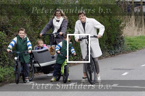 Loosdrecht 17 maart 2024
Jaap Reesema en Kim Kotter met hun kinderen aan het fietsen .
