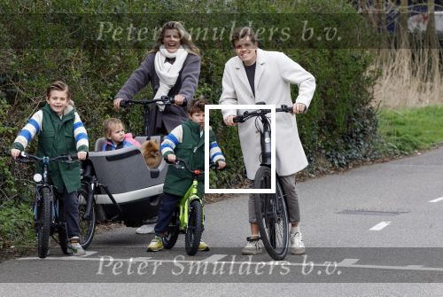 Loosdrecht 17 maart 2024
Jaap Reesema en Kim Kotter met hun kinderen aan het fietsen .