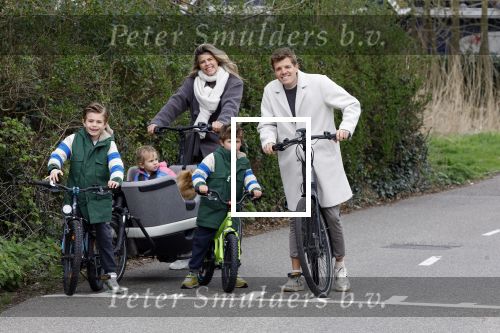 Loosdrecht 17 maart 2024
Jaap Reesema en Kim Kotter met hun kinderen aan het fietsen .