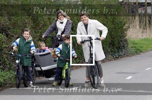 Loosdrecht 17 maart 2024
Jaap Reesema en Kim Kotter met hun kinderen aan het fietsen .
