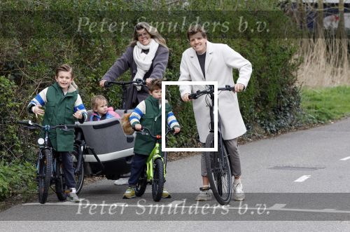 Loosdrecht 17 maart 2024
Jaap Reesema en Kim Kotter met hun kinderen aan het fietsen .