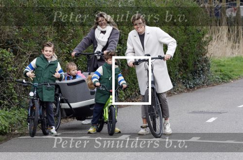 Loosdrecht 17 maart 2024
Jaap Reesema en Kim Kotter met hun kinderen aan het fietsen .