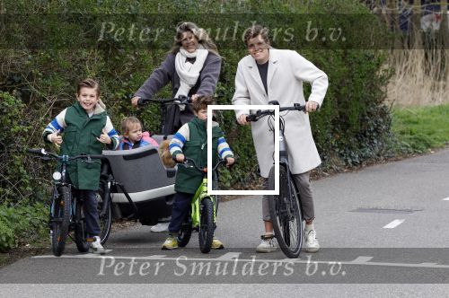 Loosdrecht 17 maart 2024
Jaap Reesema en Kim Kotter met hun kinderen aan het fietsen .