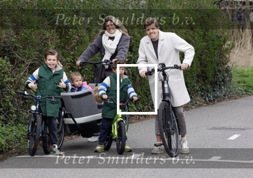 Loosdrecht 17 maart 2024
Jaap Reesema en Kim Kotter met hun kinderen aan het fietsen .
