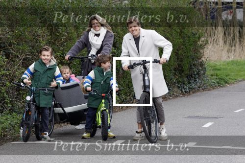 Loosdrecht 17 maart 2024
Jaap Reesema en Kim Kotter met hun kinderen aan het fietsen .