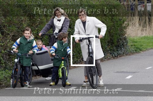 Loosdrecht 17 maart 2024
Jaap Reesema en Kim Kotter met hun kinderen aan het fietsen .