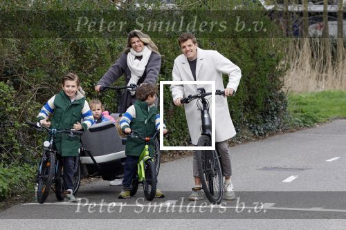 Loosdrecht 17 maart 2024
Jaap Reesema en Kim Kotter met hun kinderen aan het fietsen .