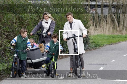 Loosdrecht 17 maart 2024
Jaap Reesema en Kim Kotter met hun kinderen aan het fietsen .