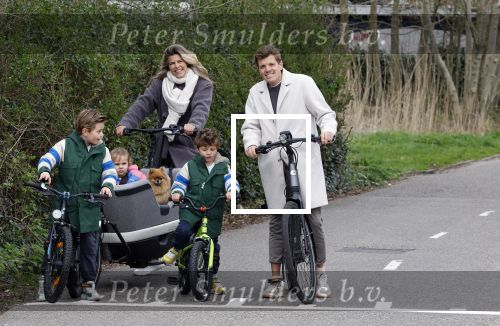 Loosdrecht 17 maart 2024
Jaap Reesema en Kim Kotter met hun kinderen aan het fietsen .