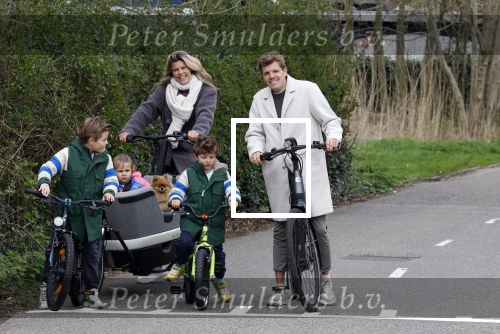 Loosdrecht 17 maart 2024
Jaap Reesema en Kim Kotter met hun kinderen aan het fietsen .