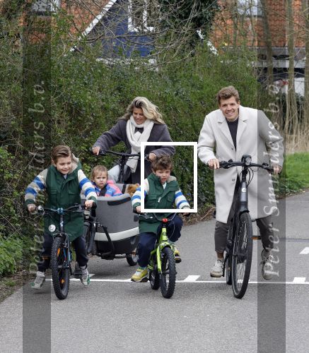Loosdrecht 17 maart 2024
Jaap Reesema en Kim Kotter met hun kinderen aan het fietsen .
