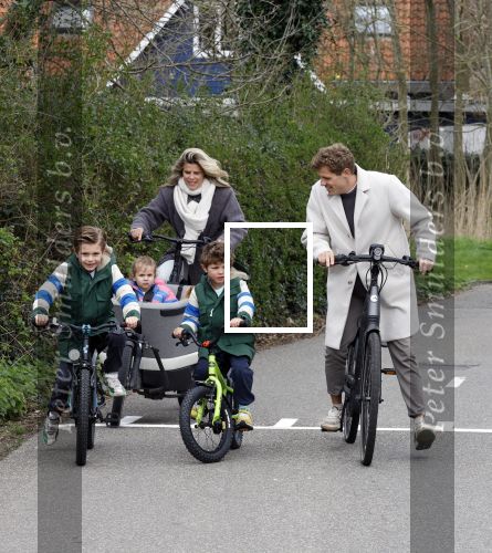 Loosdrecht 17 maart 2024
Jaap Reesema en Kim Kotter met hun kinderen aan het fietsen .