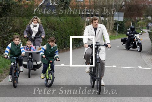 Loosdrecht 17 maart 2024
Jaap Reesema en Kim Kotter met hun kinderen aan het fietsen .