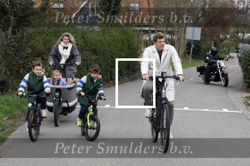 Loosdrecht 17 maart 2024
Jaap Reesema en Kim Kotter met hun kinderen aan het fietsen .