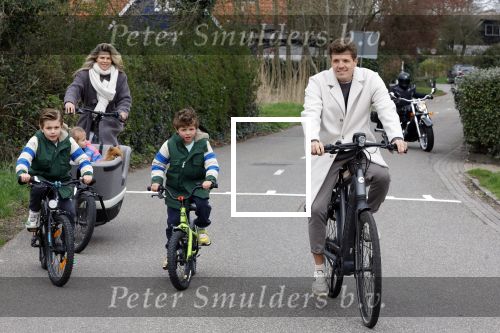 Loosdrecht 17 maart 2024
Jaap Reesema en Kim Kotter met hun kinderen aan het fietsen .