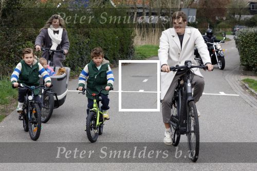 Loosdrecht 17 maart 2024
Jaap Reesema en Kim Kotter met hun kinderen aan het fietsen .