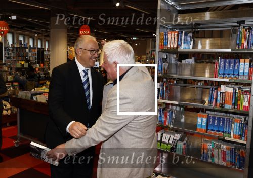 Rotterdam 1 maart 2024
Boekpresntatie Jaap v Deurzen bij boekenwinkel Donner in Rotterdam. Jaap v Deurzen met burgemeester Aboutaleb van Rotterdam