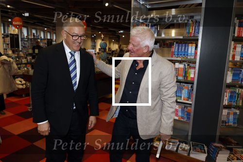 Rotterdam 1 maart 2024
Boekpresntatie Jaap v Deurzen bij boekenwinkel Donner in Rotterdam. Jaap v Deurzen met burgemeester Aboutaleb van Rotterdam