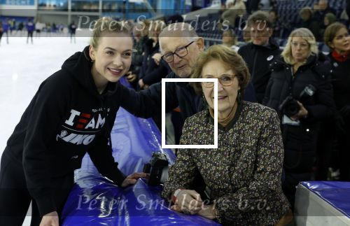 Heerenveen 24 maaart 2024
De hollandse 100 wordt dit jaar gereden in Thyalf . Aanwezig oa Prins Bernhard Prinses Annette Samuel v Vollenhoven Benjamin v Vollenhoven Prinses Margriet Mr Pieter v Vollenhoven Prins Maurits Lucas v Vollenhoven en  Prins Pieter Christiaan . Verder aanwezig Simon Keizer Bas Muijs (en vrouw) Marianne Timmer Benjamin Aslan Joy Beune Eduard Schaepman met zijn zoon en Rob Kamphues met vriendin.