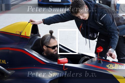 Zandvoort 8 maart 2024
Opnames beat the Pro met oa Glenn Helder Thomas Berge Andre Dongelmans Billy Dans Lavezzi Rutjes Nathan Rutjes en Dj Lafuente ( Job Smeltzer) . Bjorn Remmerswaal is de presentator . De opnames vinden plaats op het circuit Zandvoort.