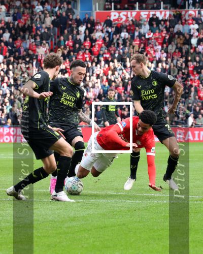 Eindhoven, 3 maart 2024 PSV-Feyenoord, eindstand 2-2 
Kompetitie Seizoen 2023-2024
Malik Tillman wordt bewerkt door Thomas Beelen Mats Wieffer Quilindschy Hartman