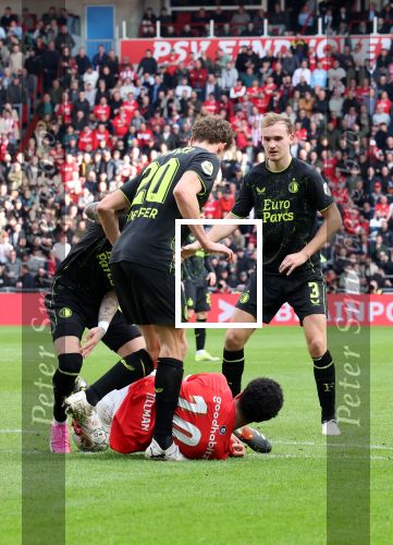 Eindhoven, 3 maart 2024 PSV-Feyenoord, eindstand 2-2 
Kompetitie Seizoen 2023-2024
Malik Tillman wordt bewerkt door Thomas Beelen Mats Wieffer Quilindschy Hartman