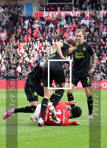 Eindhoven, 3 maart 2024 PSV-Feyenoord, eindstand 2-2 
Kompetitie Seizoen 2023-2024
Malik Tillman wordt bewerkt door Thomas Beelen Mats Wieffer Quilindschy Hartman