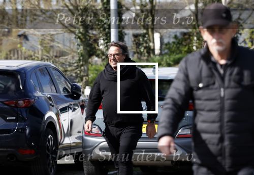 Hoogwoud 29 maart 2024
Marco Borsato en een vriend bij tuincentrum de Boet . Marco ging daar naartoe in zijn porsche Taycan.
