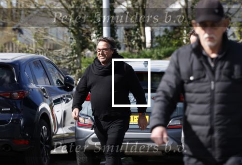 Hoogwoud 29 maart 2024
Marco Borsato en een vriend bij tuincentrum de Boet . Marco ging daar naartoe in zijn porsche Taycan.