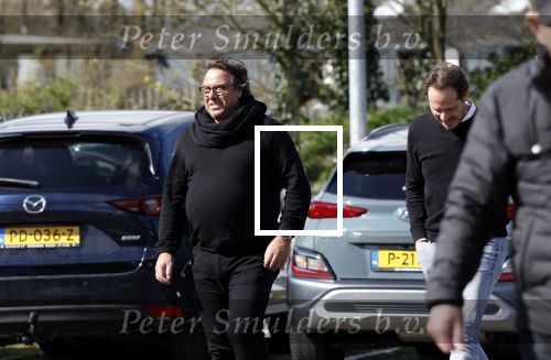 Hoogwoud 29 maart 2024
Marco Borsato en een vriend bij tuincentrum de Boet . Marco ging daar naartoe in zijn porsche Taycan.