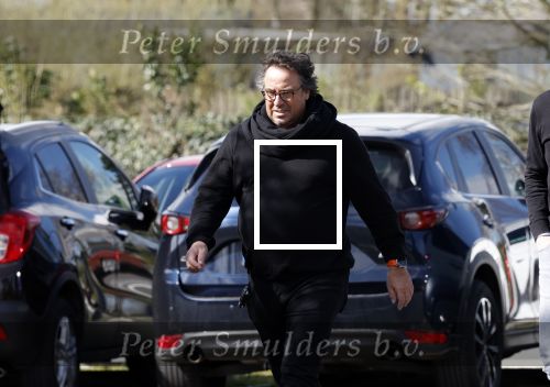Hoogwoud 29 maart 2024
Marco Borsato en een vriend bij tuincentrum de Boet . Marco ging daar naartoe in zijn porsche Taycan.