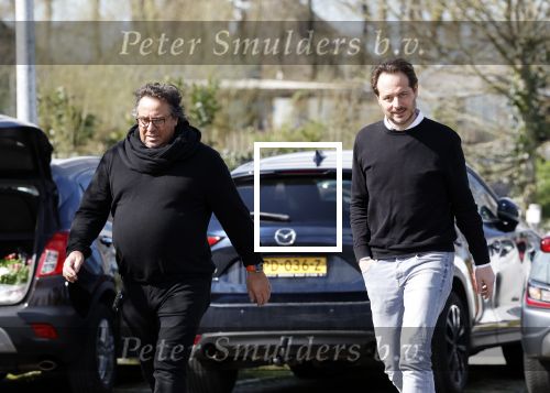 Hoogwoud 29 maart 2024
Marco Borsato en een vriend bij tuincentrum de Boet . Marco ging daar naartoe in zijn porsche Taycan.