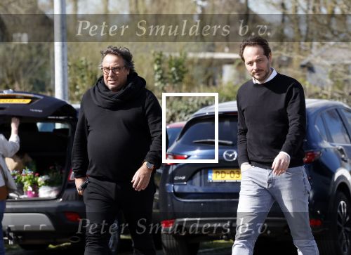 Hoogwoud 29 maart 2024
Marco Borsato en een vriend bij tuincentrum de Boet . Marco ging daar naartoe in zijn porsche Taycan.
