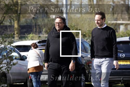 Hoogwoud 29 maart 2024
Marco Borsato en een vriend bij tuincentrum de Boet . Marco ging daar naartoe in zijn porsche Taycan.